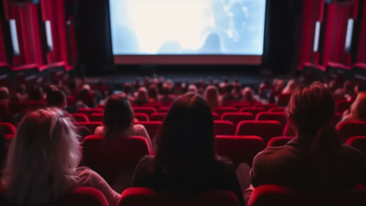 Varias personas disfrutan de una pel&iacute;cula en una sala de cine. / A.S.