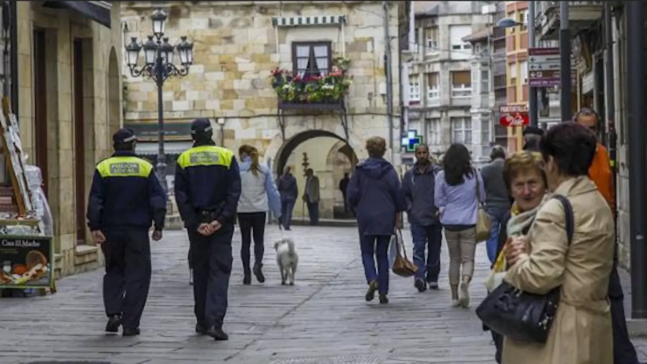 Dos polic&iacute;as locales de Reinosa, Cantabria, pasean por la localidad. / A.E.
