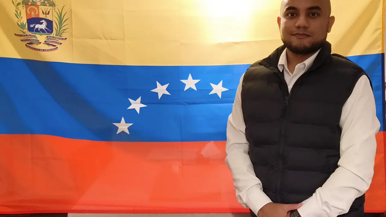 Christian Delgado, activista venezolano en Cantabria, se unir&aacute; a la manifestaci&oacute;n en Santander con la bandera de Venezuela de fondo, exigiendo el reconocimiento internacional de Edmundo Gonz&aacute;lez Urrutia como presidente leg&iacute;timo. / CD