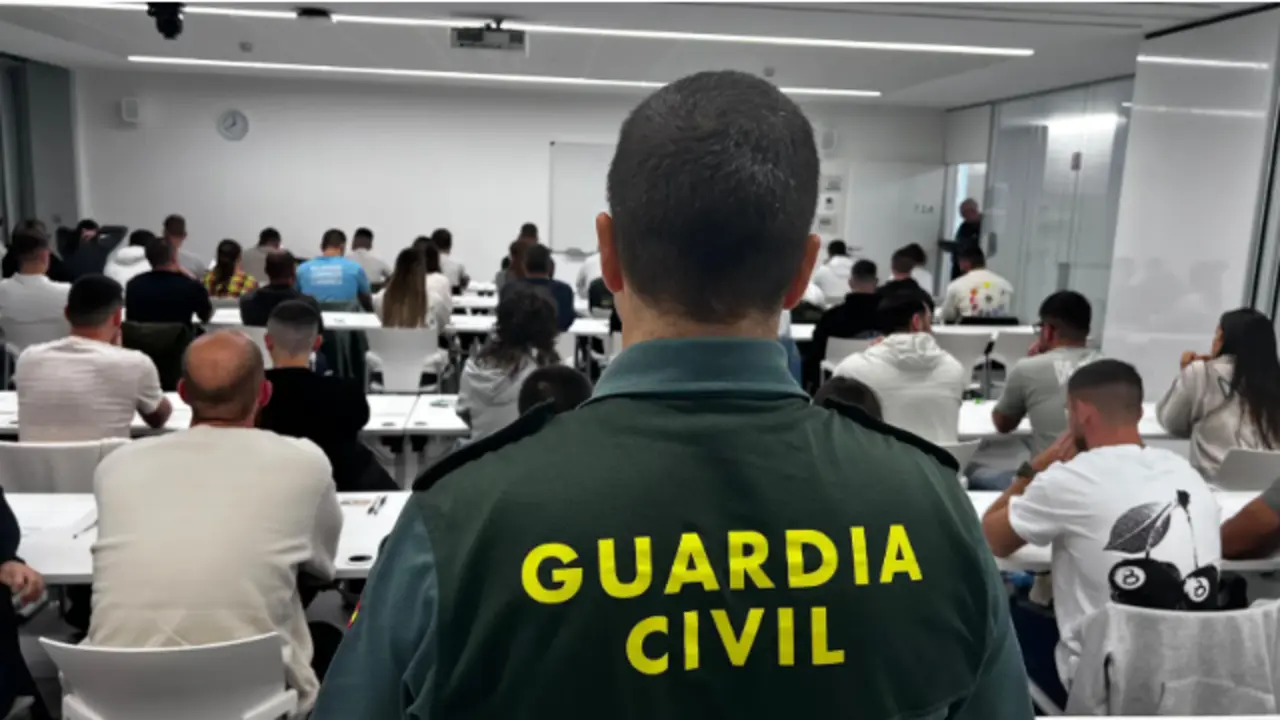 Aspirantes a Guardia Civil durante la realizaci&oacute;n del examen. / Guardia Civil