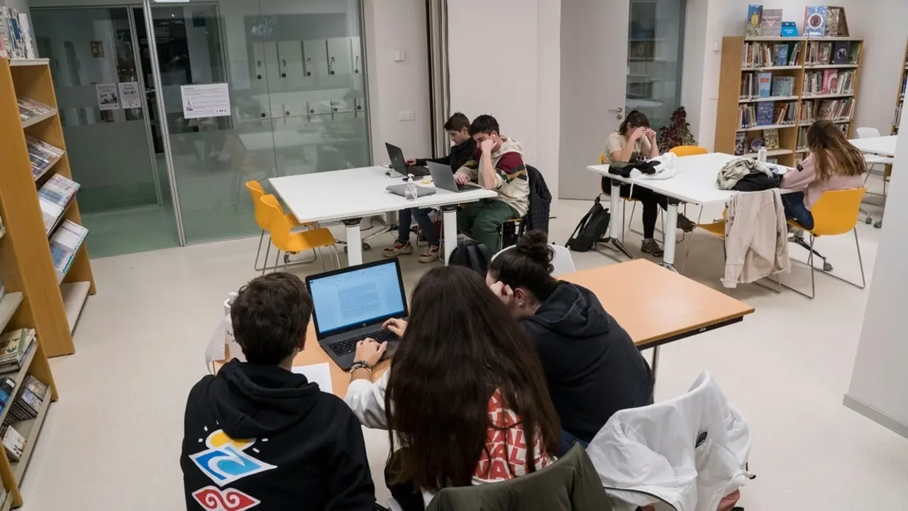 J&oacute;venes de Camargo en la biblioteca. / Alerta