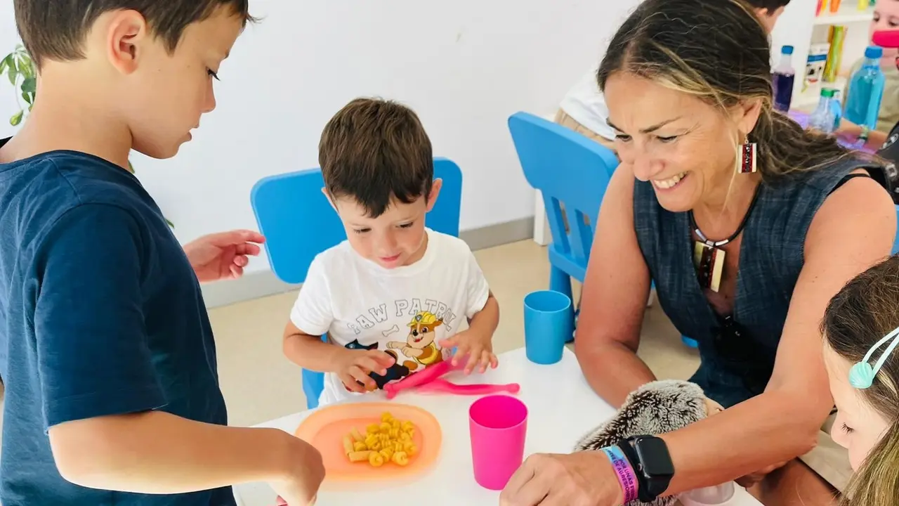 Dos ni&ntilde;os en una ludoteca de Santander. / Alerta