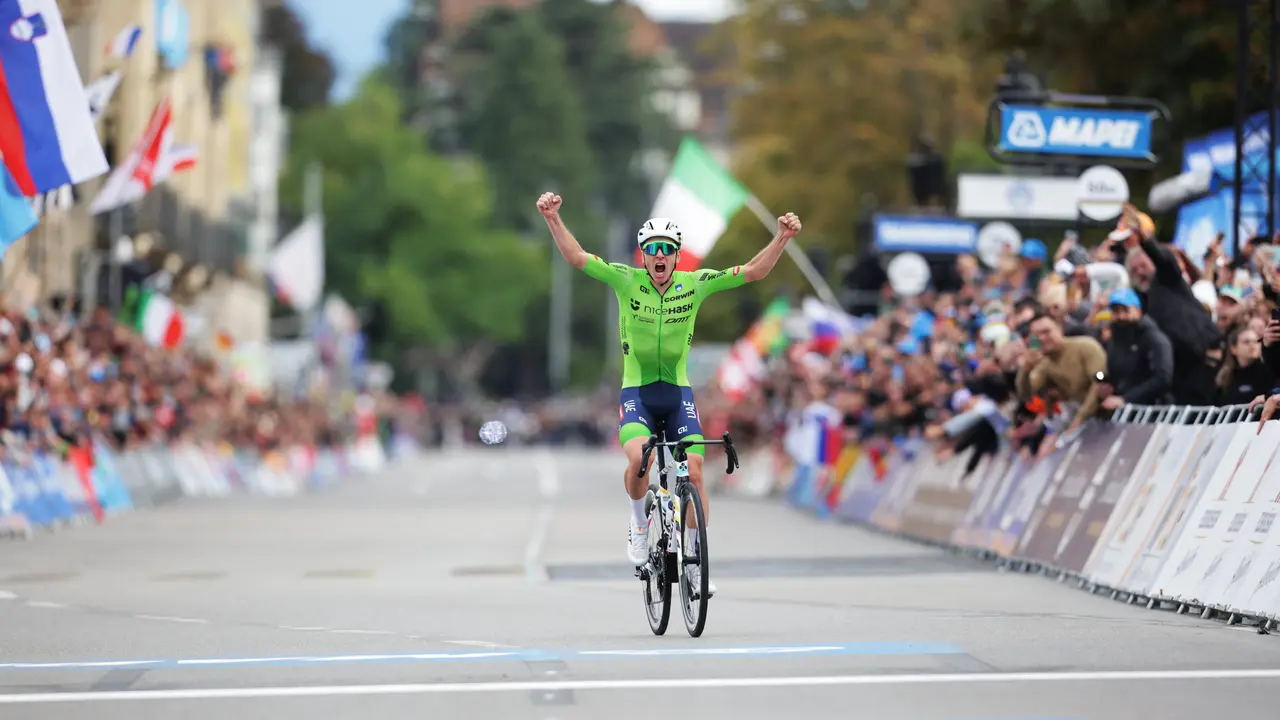 Pogacar celebra un nuevo t&iacute;tulo. / UCI Cycling