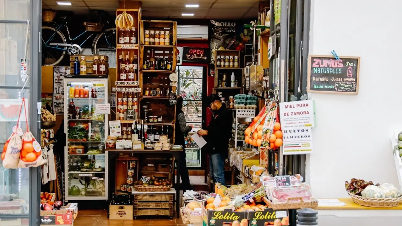 Un trabajador en una fruter&iacute;a. Carlos Luj&aacute;n