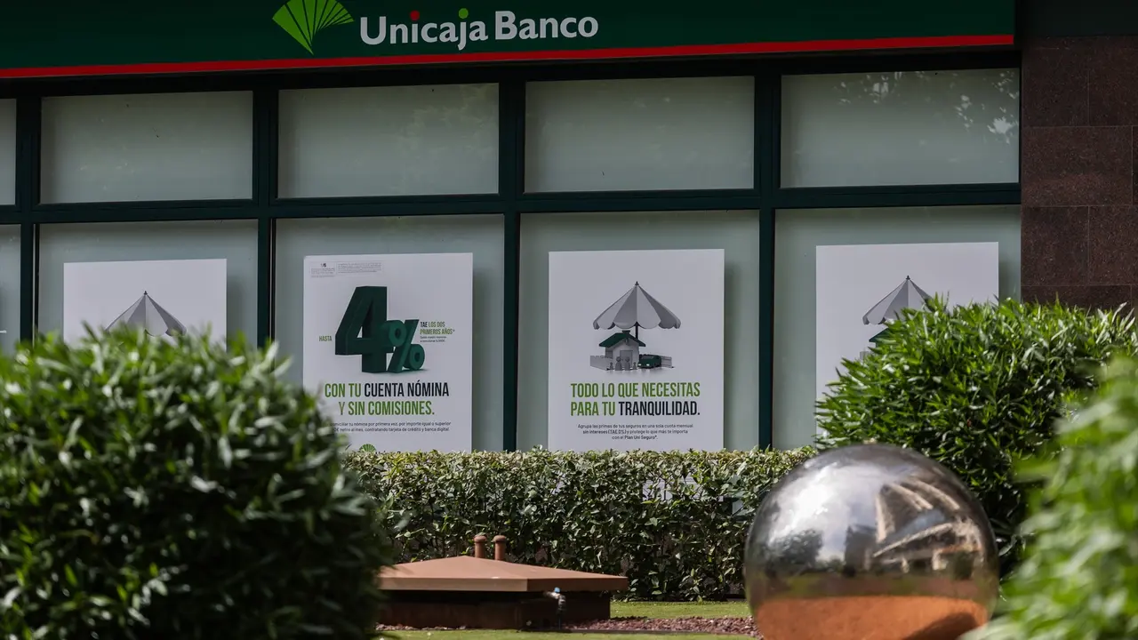 Una oficina de Unicaja. / Alejandro Mart&iacute;nez V&eacute;lez