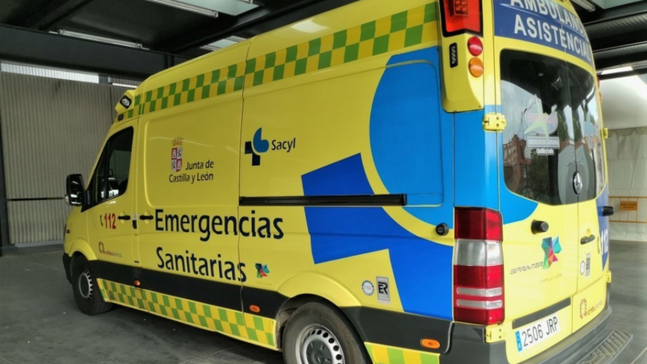 Una ambulancia de la Junta de Castilla y Le&oacute;n. / EP
