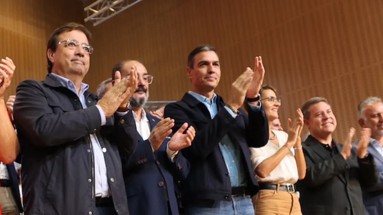 El presidente del Gobierno y secretario general del Partido Socialista (PSOE), Pedro S&aacute;nchez, junto a otros presidentes auton&oacute;micos. / Fabi&aacute;n Sim&oacute;n