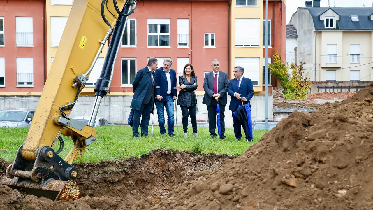 Buruaga visita la construcci&oacute;n de viviendas en Reinosa. / A.E.