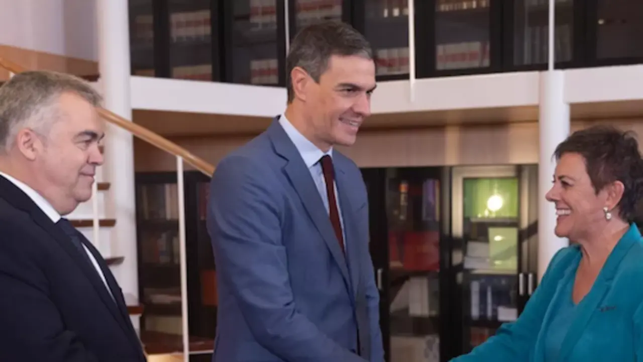 edro S&aacute;nchez saluda a la portavoz de Bildu, Mertxe Aizpurua. / EP