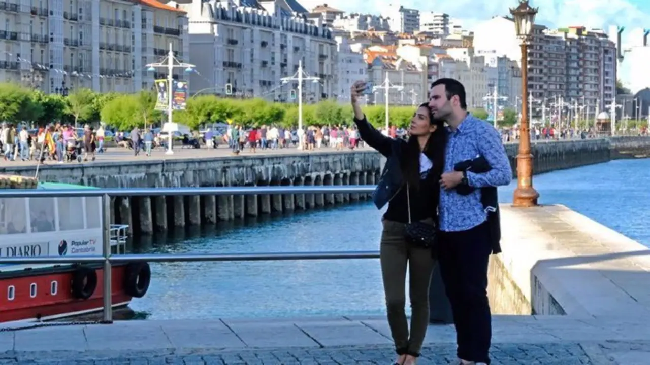 Un pareja disfrutando del buen tiempo en Santander. / EP