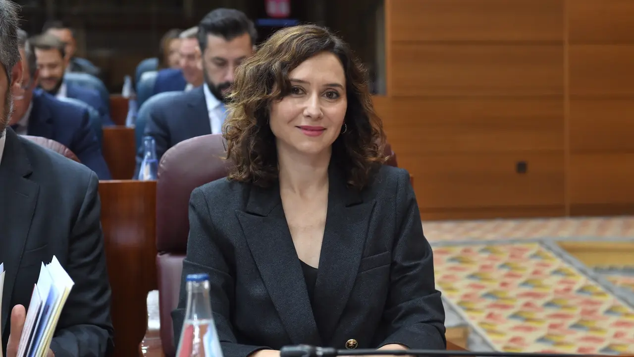 La presidenta de la Comunidad de Madrid, Isabel D&iacute;az Ayuso, durante una sesi&oacute;n plenaria en la Asamblea de Madrid. / Gustavo Valiente