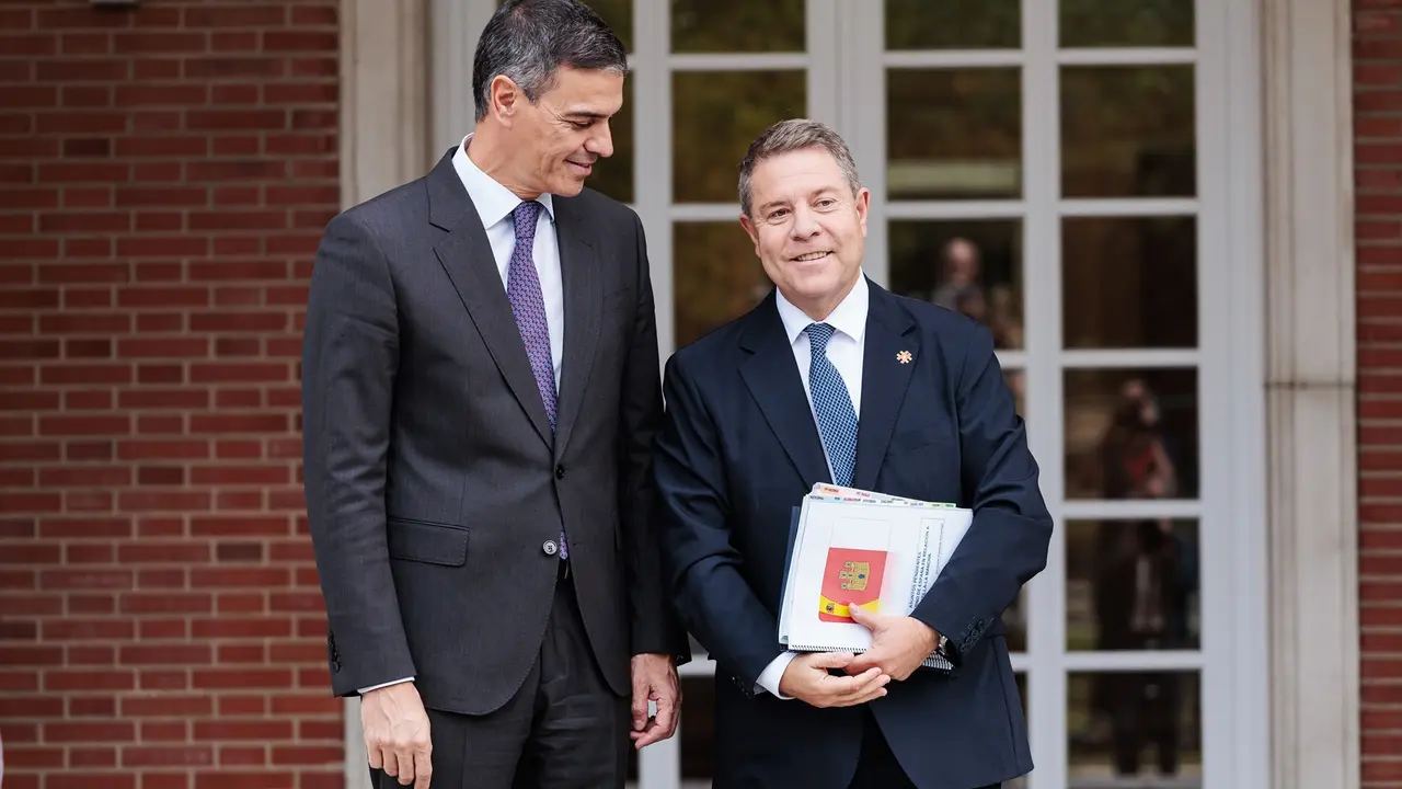 El presidente del Gobierno, Pedro S&aacute;nchez (i), durante su reuni&oacute;n con el presidente de Castilla-La Mancha, Emiliano Garc&iacute;a-Page. / Carlos Luj&aacute;n