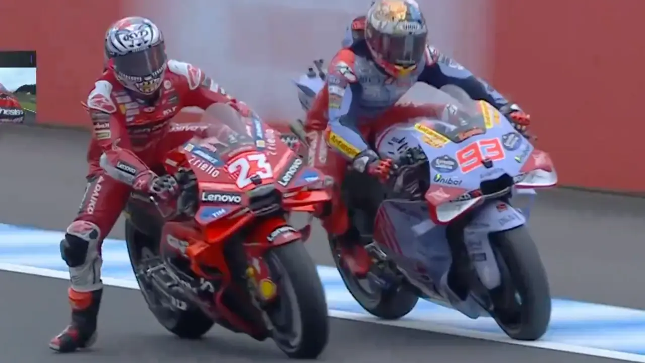 Marquez y Enea Bastianini durante la carrera.