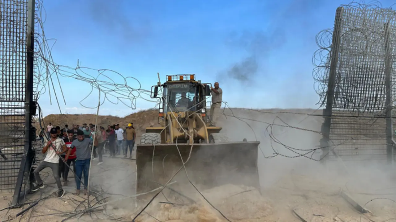 Palestinos entrando en territorio israel&iacute; desde Jan Yunis. / EP