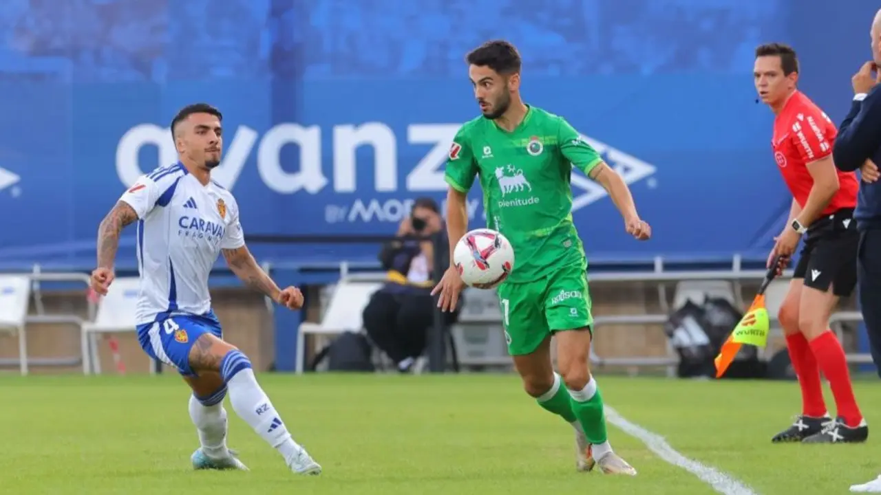 Andr&eacute;s controla un bal&oacute;n bajo el asedio rival. / L.H.