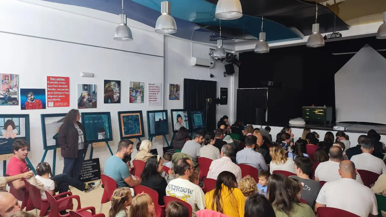 El Centro C&iacute;vico de Cud&oacute;n acogi&oacute; la obra 'Dulce de leche' de Escena Miri&ntilde;aque. / Alerta