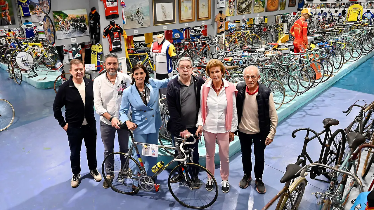 Gema Igual visit&oacute; el Museo del Ciclismo de Santander. / Alerta