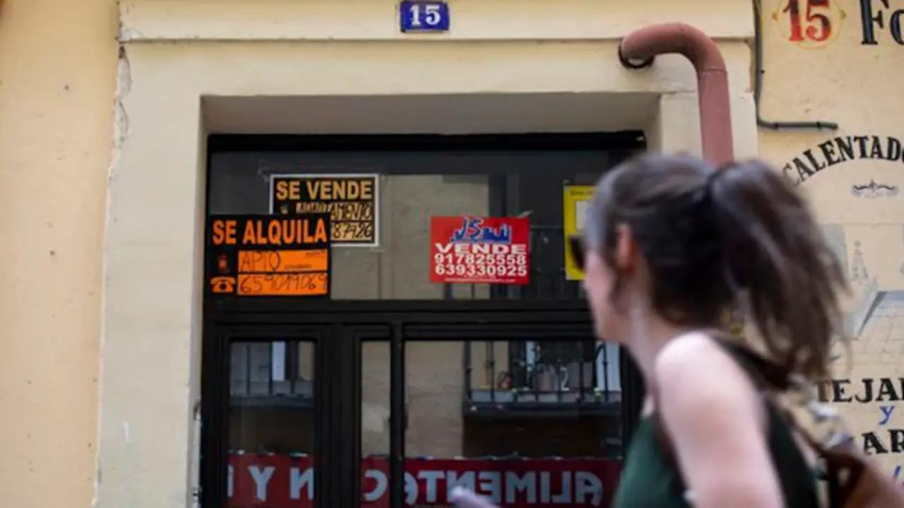 Una mujer pasa frente al anuncio de una vivienda en alquiler ofertado por una inmobiliaria. / ALERTA