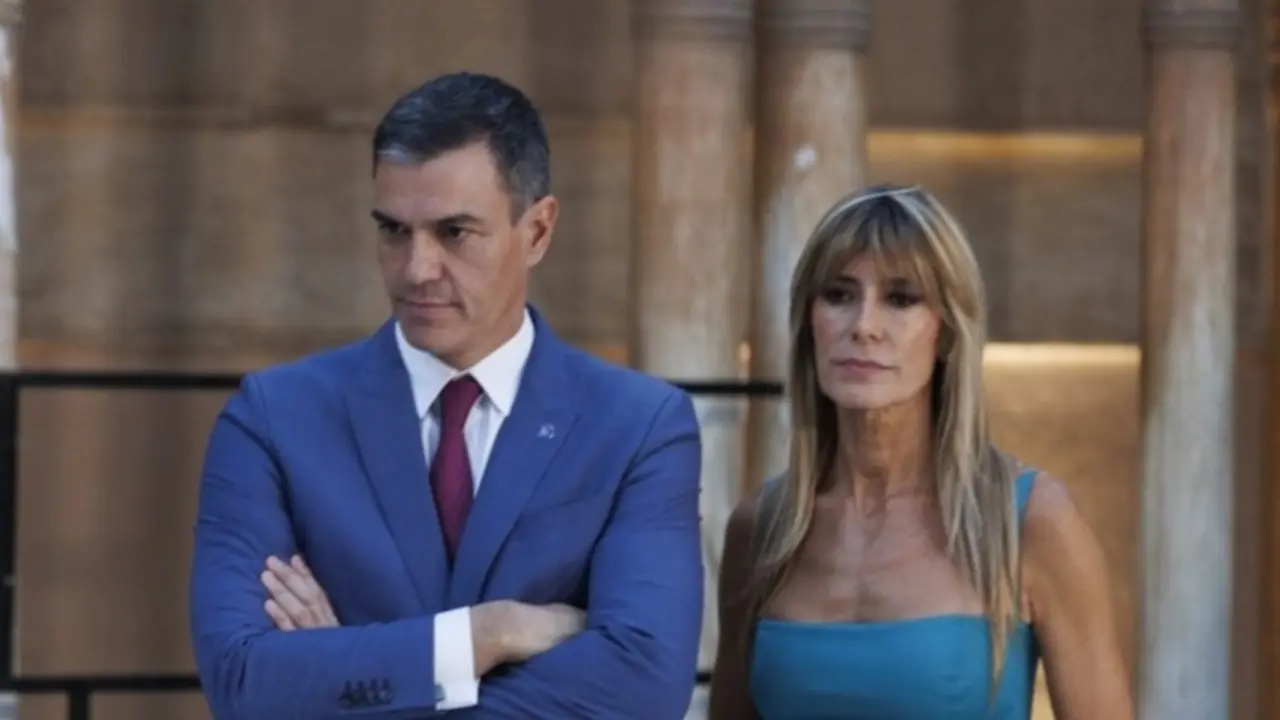 El presidente del Gobierno, Pedro S&aacute;nchez, y su esposa, Bego&ntilde;a G&oacute;mez. / &Aacute;lex C&aacute;mara / Archivo