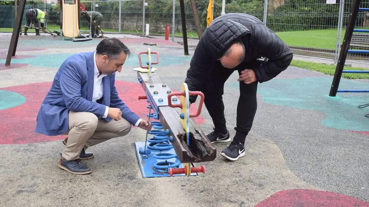 Inicio de las obras de mejora del parque infantil de Liencres. / A.E.