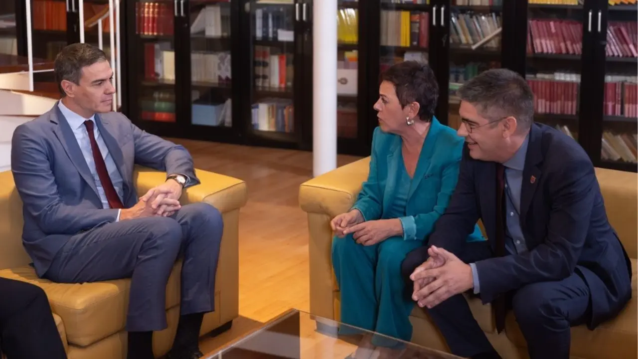 Pedro S&aacute;nchez recibe a la portavoz de EH Bildu en el Congreso de los Diputados, Mertxe Aizpurua. / Eduardo Parra / EP