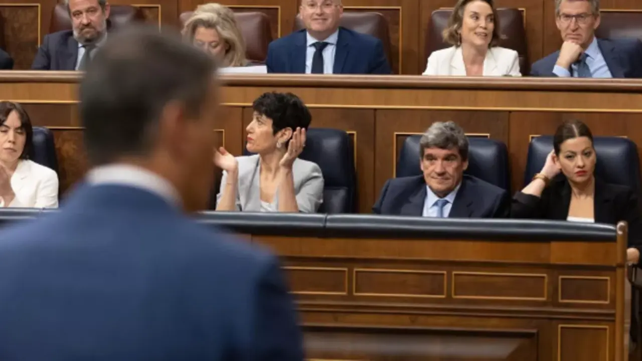 Pedro S&aacute;nchez, de espaldas, y Diana Morant, en el Congreso de los Diputados. / Eduardo Parra