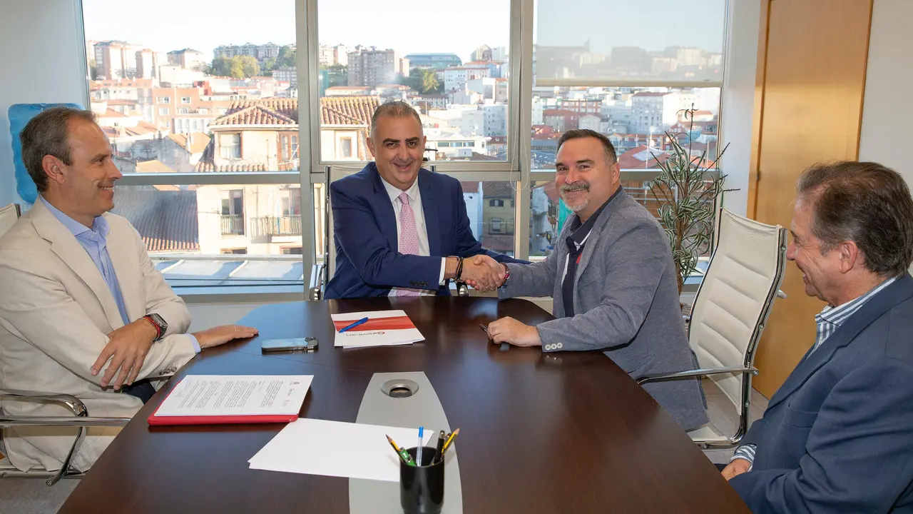 El consejero de Fomento, Vivienda, Ordenaci&oacute;n del Territorio y Medio Ambiente, Roberto Media, firma un convenio de colaboraci&oacute;n con el Ayuntamiento de Santo&ntilde;a en materia de vivienda. / Alerta