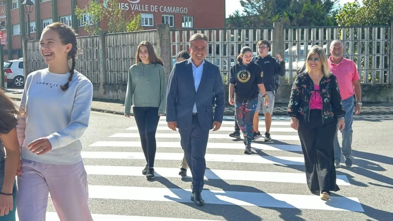 Movellán, Rovira y Arroyo con alumnos del IES Valle de Camargo. / Alerta