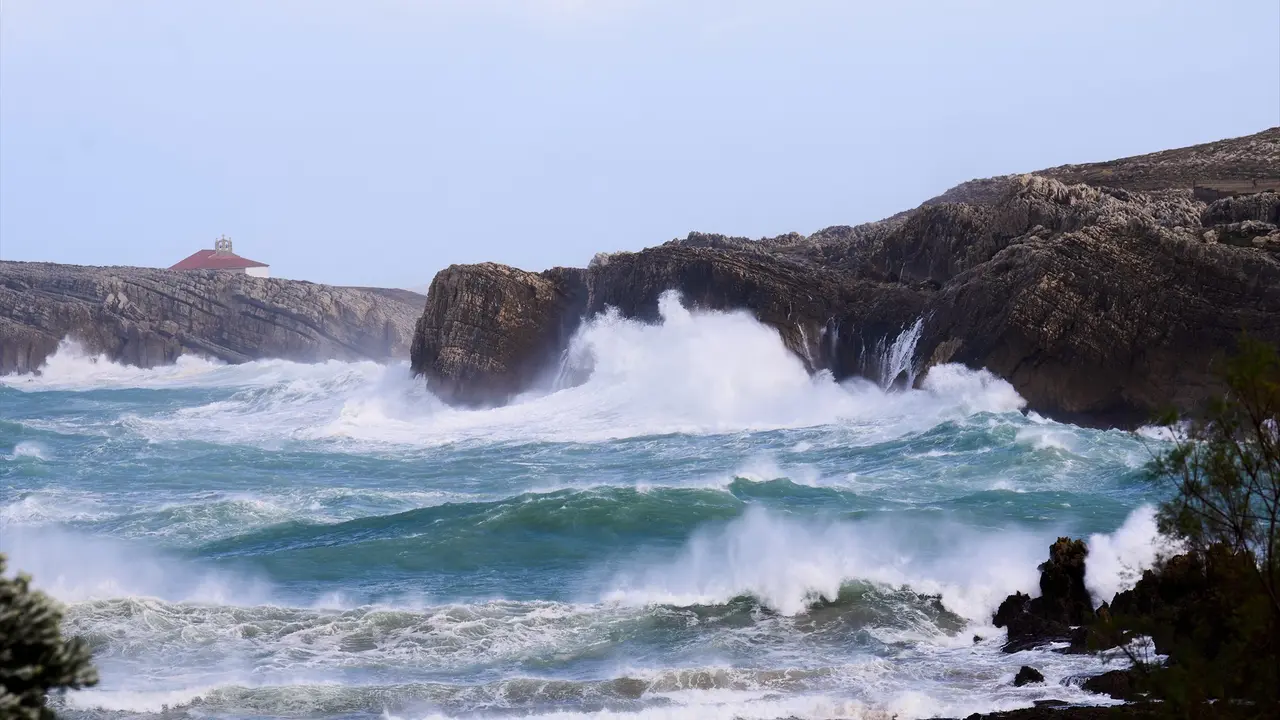 Olas rompiendo en Santander. / Juanma Serrano