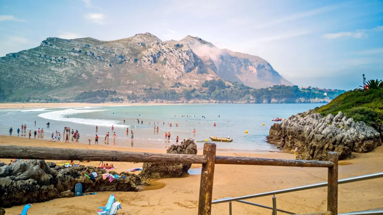 Cantabria atrae a cientos de visitantes por sus hermosos paisajes. En la foto, la playa de Ori&ntilde;&oacute;n. / A.S.