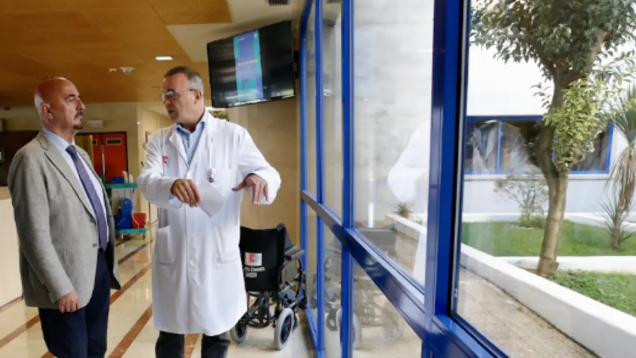 El consejero de Salud, C&eacute;sar Pascual; el director gerente del centro, Antonio Juan Pastor. / A.E.