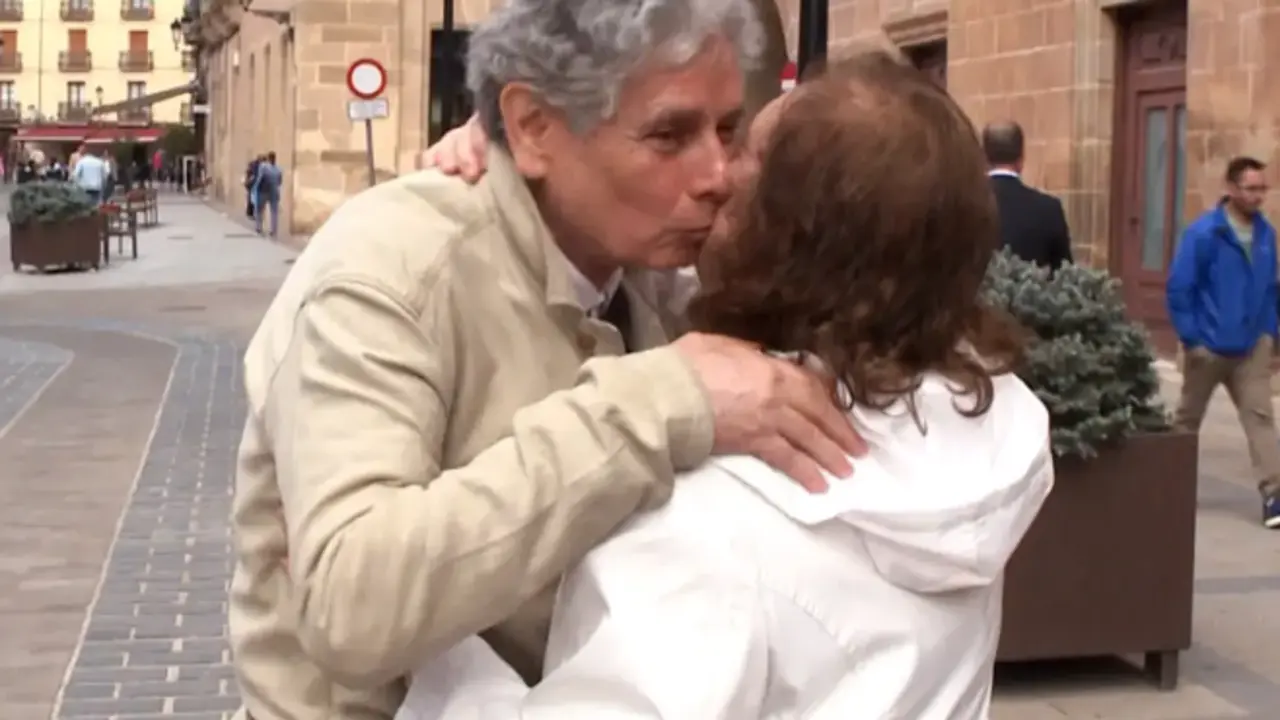 El simb&oacute;lico abrazo de Rosario Bermudo, hijastra de la 'duquesa roja', con su 'hermano' Gabriel Gonz&aacute;lez de Gregorio. / EP