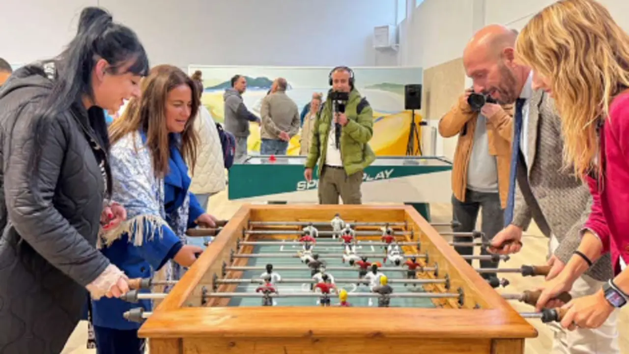 Las autoridades, encabezadas por el alcalde Miguel Gonz&aacute;lez y la consejera Bego&ntilde;a G&oacute;mez del R&iacute;o, disfrutan de una partida de futbol&iacute;n en el nuevo Centro de Ocio Costa Esmeralda.
