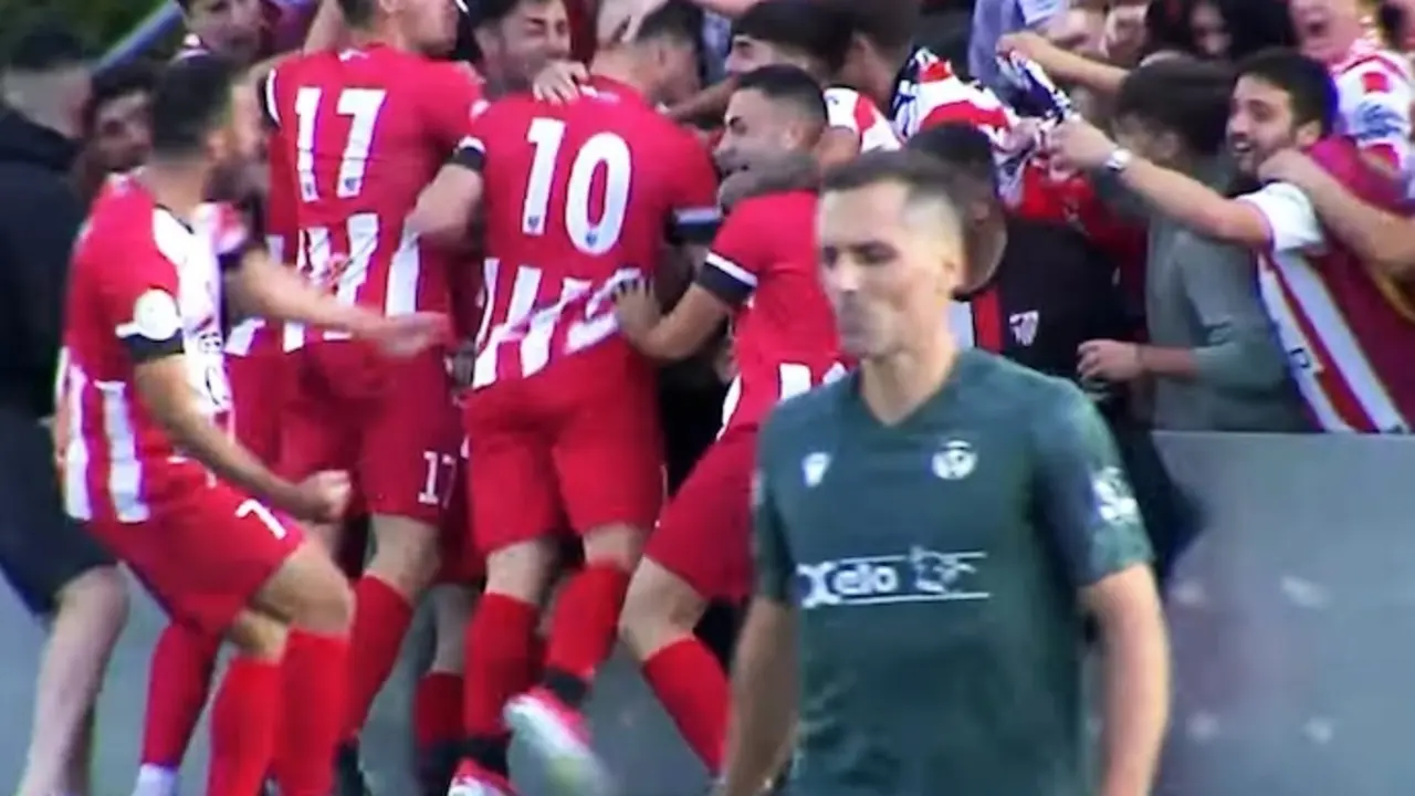 Fran Arenal celebra su gol para el equipo c&aacute;ntabro en tierras gallegas. / red x
