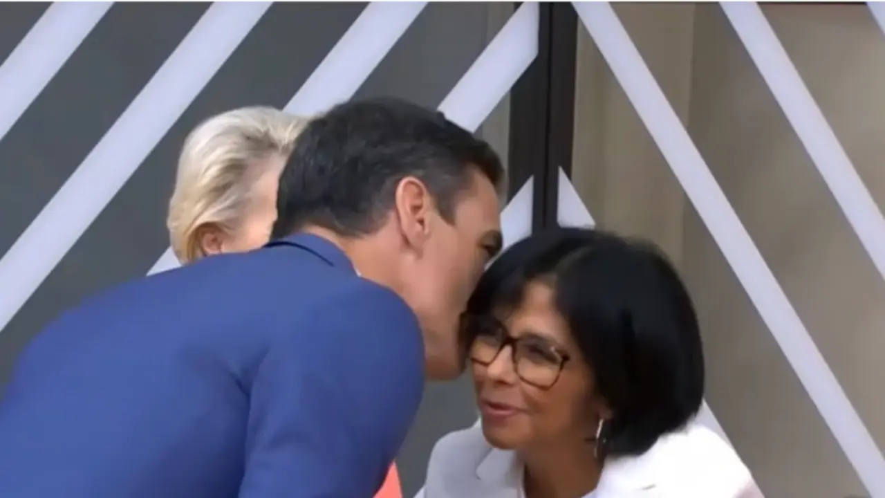 Pedro S&aacute;nchez y Delcy Rodr&iacute;guez. / red X