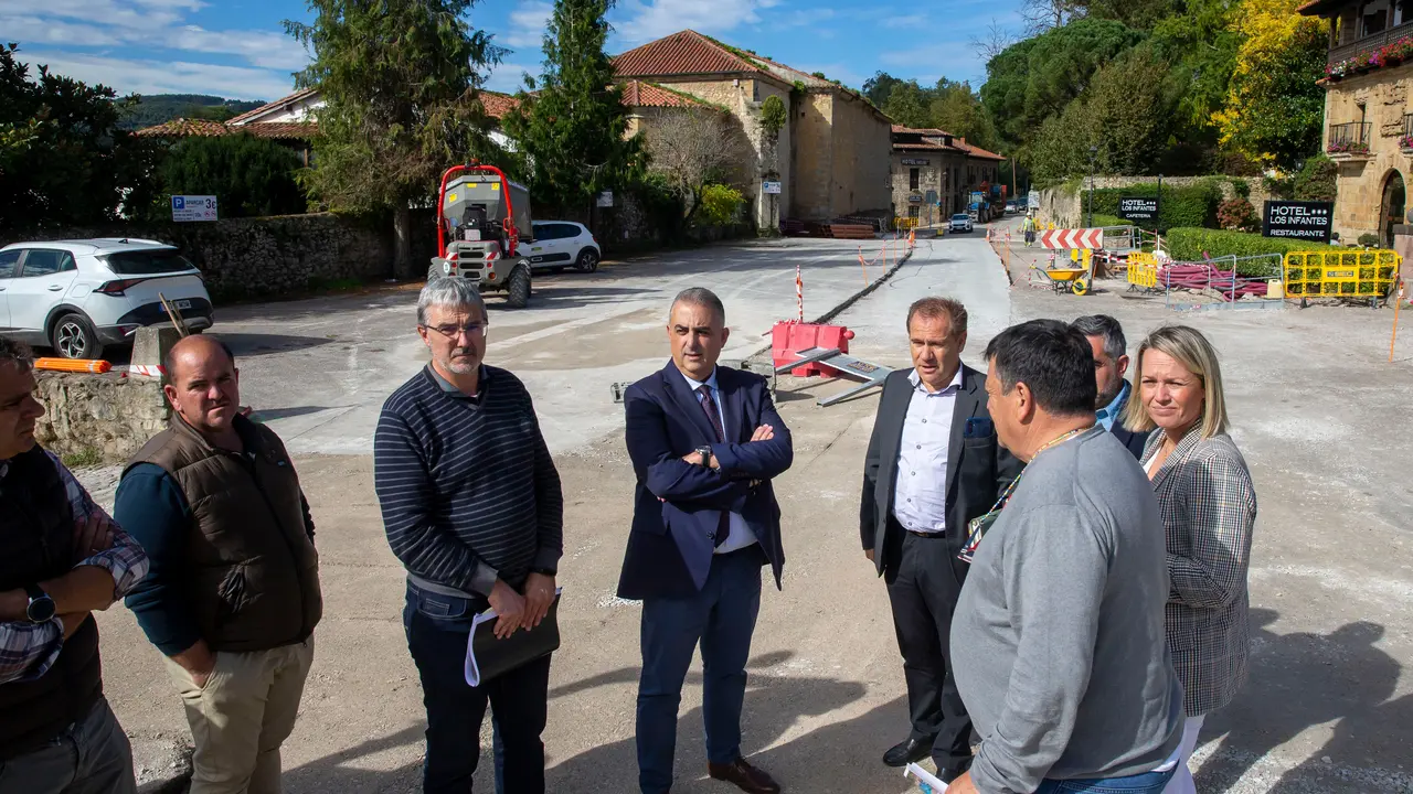 El consejero de Fomento, Vivienda, Ordenaci&oacute;n del Territorio y Medio Ambiente,
Roberto Media, visita las obras de las futuras viviendas sociales de Santillana del
Mar. / Alerta
