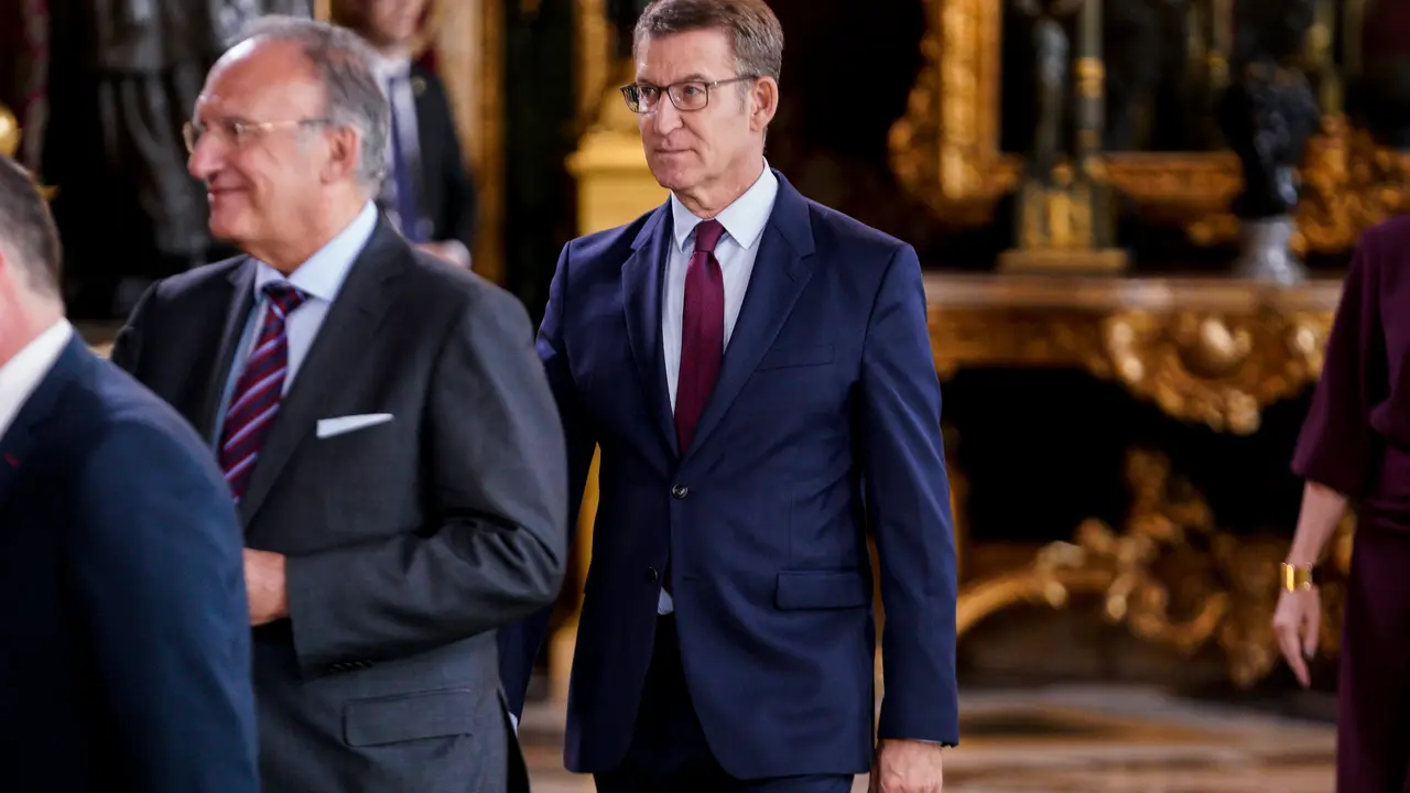 El l&iacute;der del Partido Popular, Alberto N&uacute;&ntilde;ez Feij&oacute;o, a su llegada a una recepci&oacute;n con motivo del D&iacute;a de la Fiesta Nacional de Espa&ntilde;a. / A. P&eacute;rez Meca