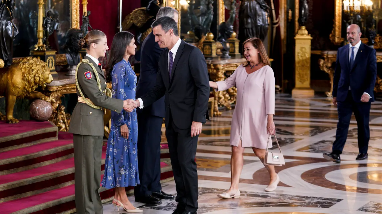 La princesa Leonor, la Reina Letizia y el Rey Felipe VI saludan al presidente del Gobierno en funciones, Pedro S&aacute;nchez, y a la presidenta del Congreso, Francina Armengol. / A. P&eacute;rez Meca
