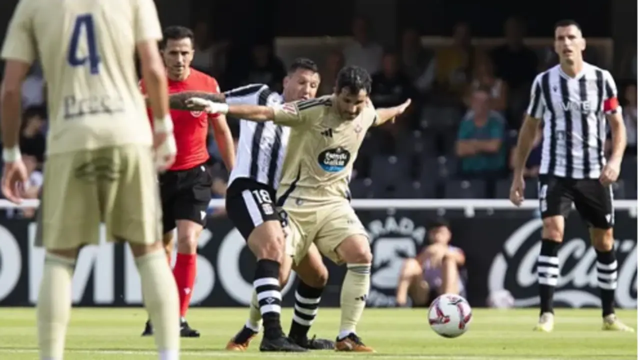Musto intenta evitar que &Aacute;lex L&oacute;pez se lleve el control del bal&oacute;n./ LALIGA