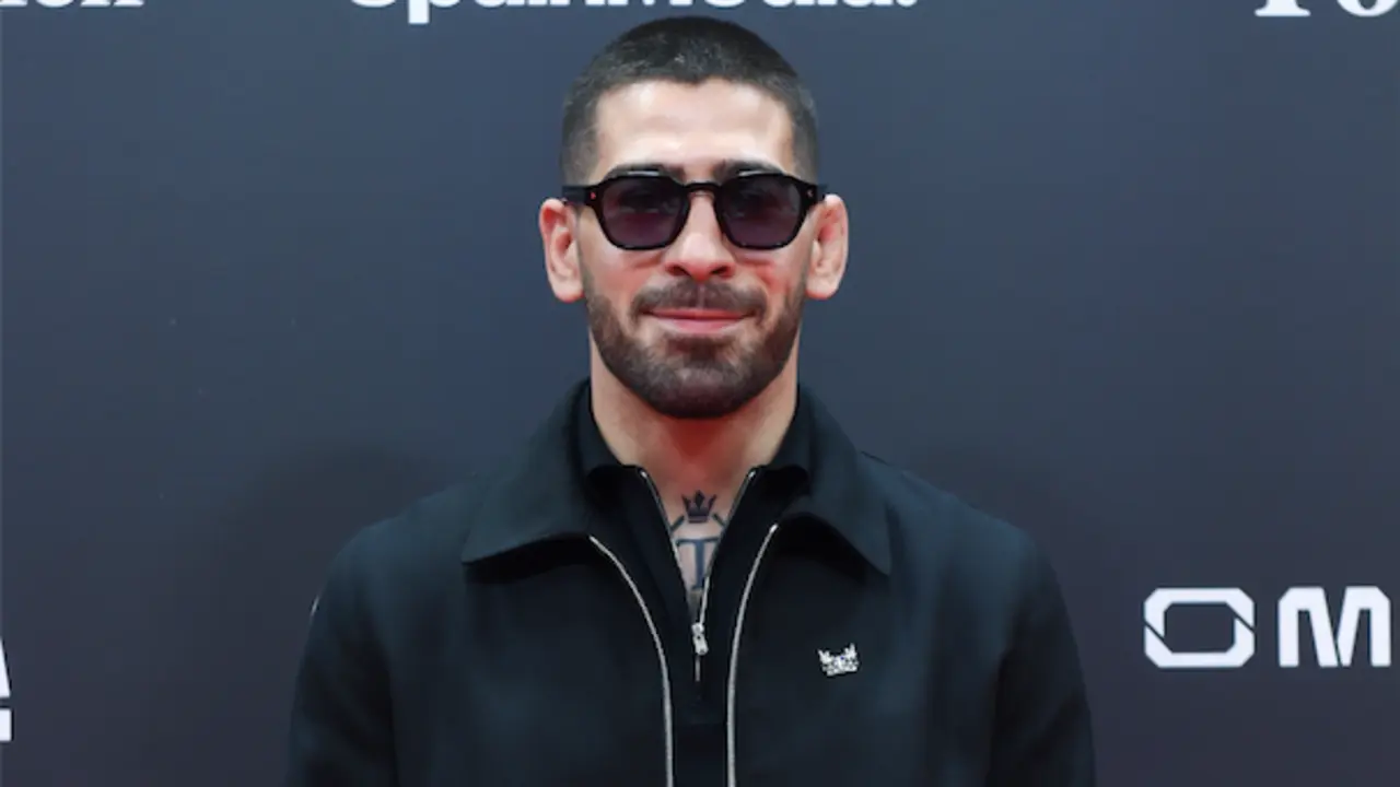 El campe&oacute;n de la UFC 2024, Ilia Topuria posa en el photocall. / Gustavo Valiente
