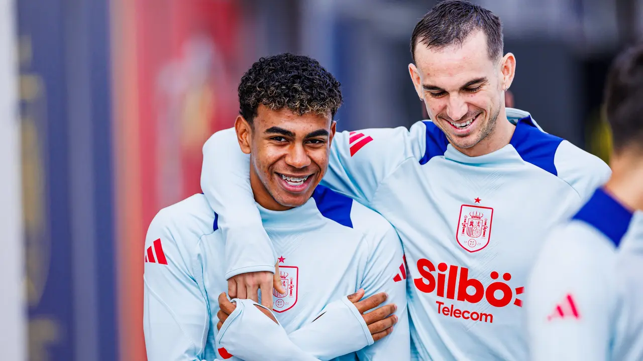 Lamine Yamal y Fabi&aacute;n Ruiz durante un entrenamiento. / SEFutbol