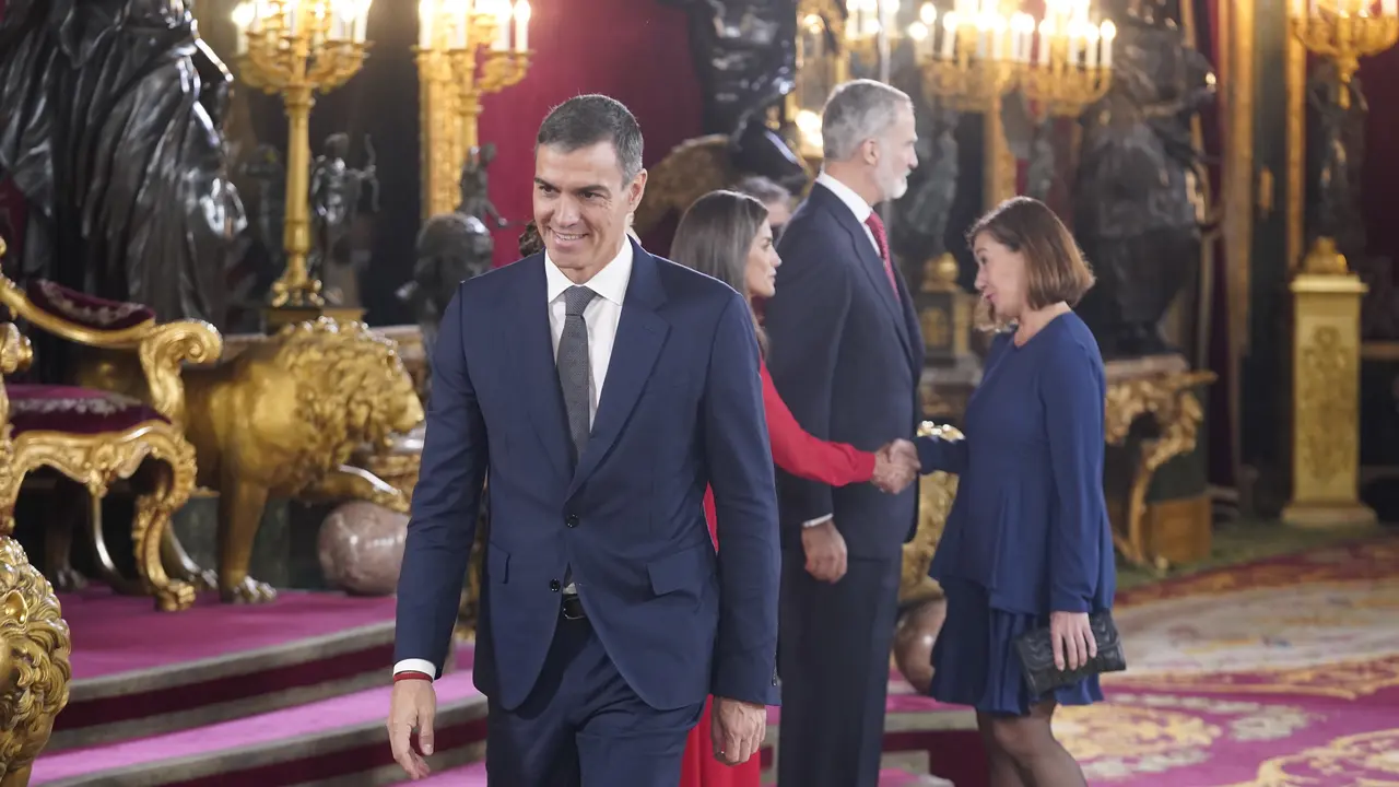 El presidente del Gobierno, Pedro S&aacute;nchez, y la presidenta del Congreso, Francina Armengol, saludan al Rey Felipe VI, la princesa Leonor y la Reina Letizia. / A. P&eacute;rez Meca