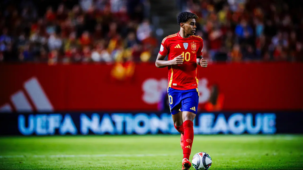 Lamine Yamal controla un bal&oacute;n en el partido frente a Dinamarca. / SEfutbol