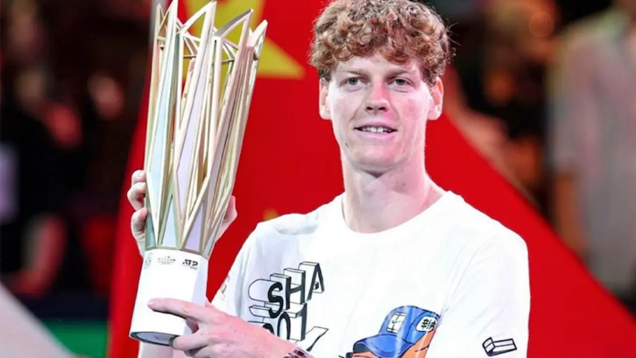 Jannik Sinner levanta el trofeo de campe&oacute;n. / X