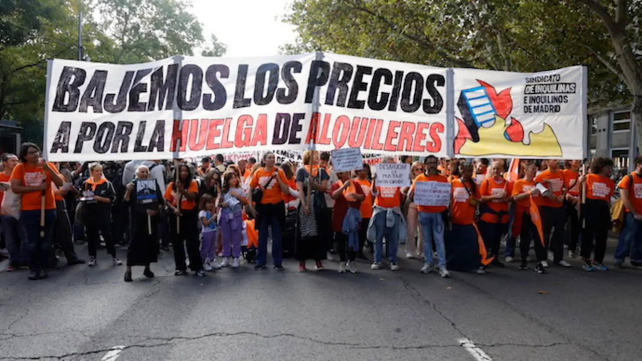 Decenas de personas durante una manifestaci&oacute;n para denunciar el precio de los alquileres. / EP