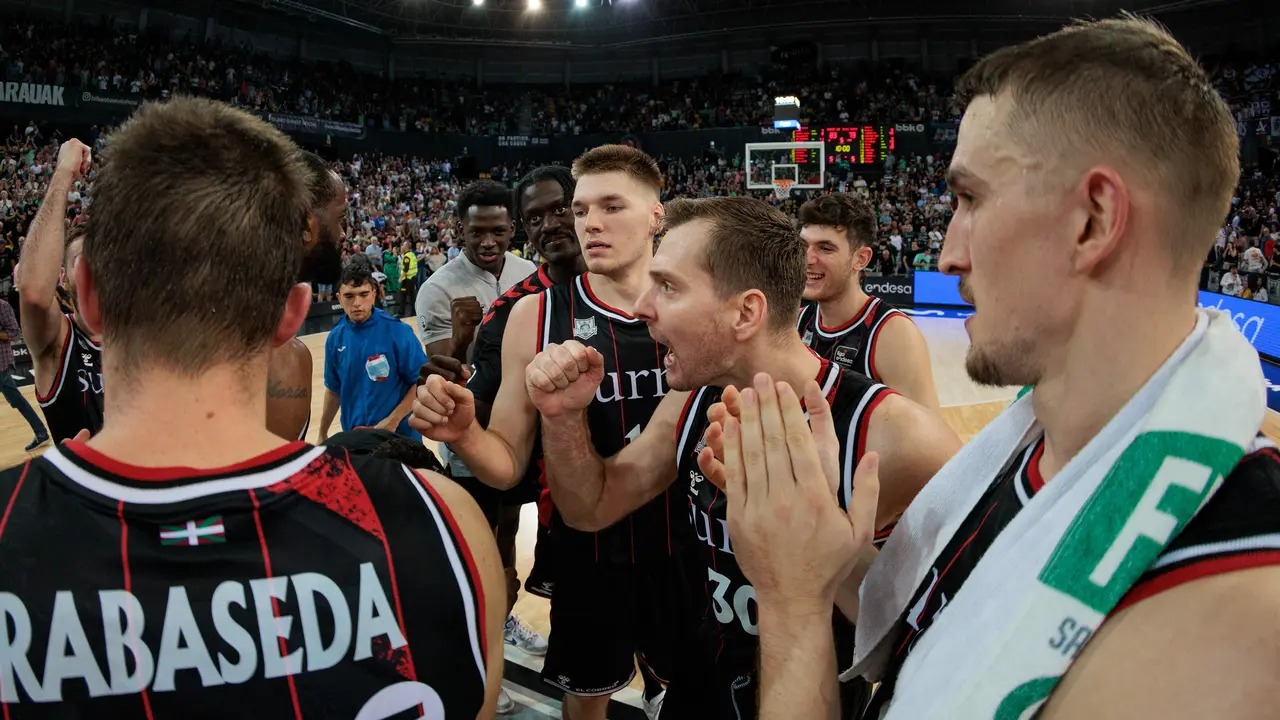 Los jugadores del Bilbao Basket celebran la victoria. / acb Photo/A.Arrizabalaga