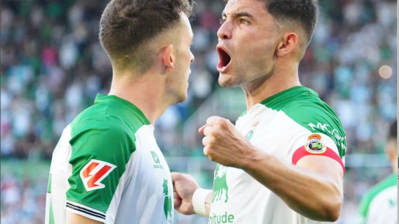 Aldasoro celebra con Vicente el gol del de Derio. / L.H.