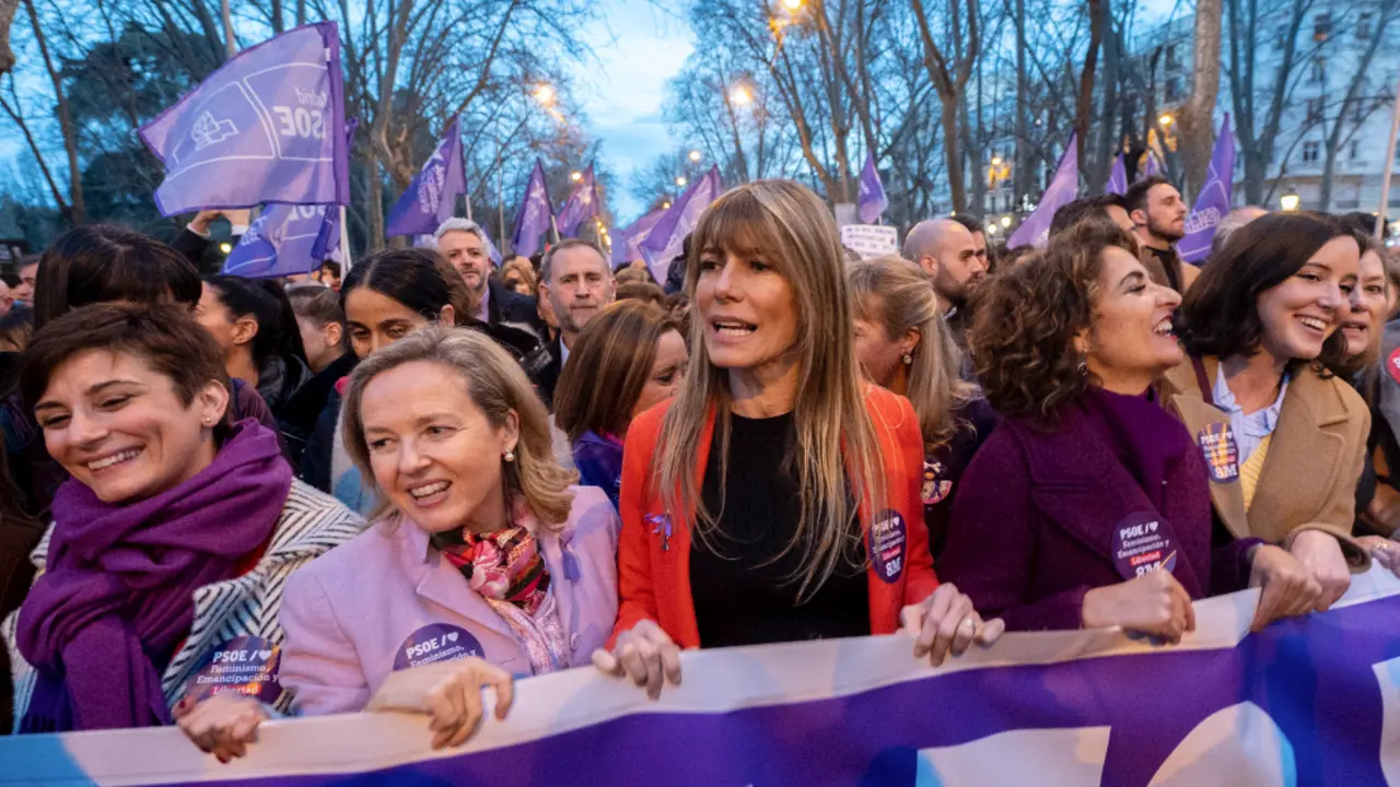 La exministra de Pol&iacute;tica Territorial y portavoz del gobierno, Isabel Rodr&iacute;guez; la exvicepresidenta segunda y ministra de Asuntos Econ&oacute;micos y Transformaci&oacute;n Digital, Nadia Calvi&ntilde;o; la mujer del presidente del Gobierno de Espa&ntilde;a, Bego&ntilde;a G&oacute;mez; la ministra de Hacienda y Funci&oacute;n P&uacute;blica, Mar&iacute;a Jes&uacute;s Montero, y la exministra de Justicia, Pilar Llop, durante una manifestaci&oacute;n convocada por la Comisi&oacute;n 8M, leer m&aacute;s por el 8M, D&iacute;a Internacional de la Mujer, a 8 de marzo de marzo de 2023, en Madrid (Espa&ntilde;a). El D&iacute;a Internacional de la Mujer vuelve a visibilizar la divisi&oacute;n del feminismo en Espa&ntilde;a, con las feministas marchando por separado en distintas manifestaciones debido a sus diferencias en temas como la prostituci&oacute;n, la Ley Trans o la Ley del 'solo s&iacute; es s&iacute;'. Bajo el lema 'Somos el grito necesario, el feminismo lo est&aacute; cambiando todo&rsquo;, la Comisi&oacute;n 8M es partidaria de la ley trans y, aunque acoge abolicionistas entre sus filas, llaman en el 8-M a la unificaci&oacute;n para celebrar el D&iacute;a Internacional de la Mujer. Es la convocante principal de este d&iacute;a, cuyo recorrido une el trayecto entre Atocha y plaza de Espa&ntilde;a, desde el paseo del Prado, a la altura de la confluencia con la calle Juan de Mena y el Museo Naval, por la calle de Alcal&aacute;, Gran V&iacute;a y Callao.
Fecha: 08/03/2023.
Foto de archivo

Firma: Alberto Ortega / Europa Press
