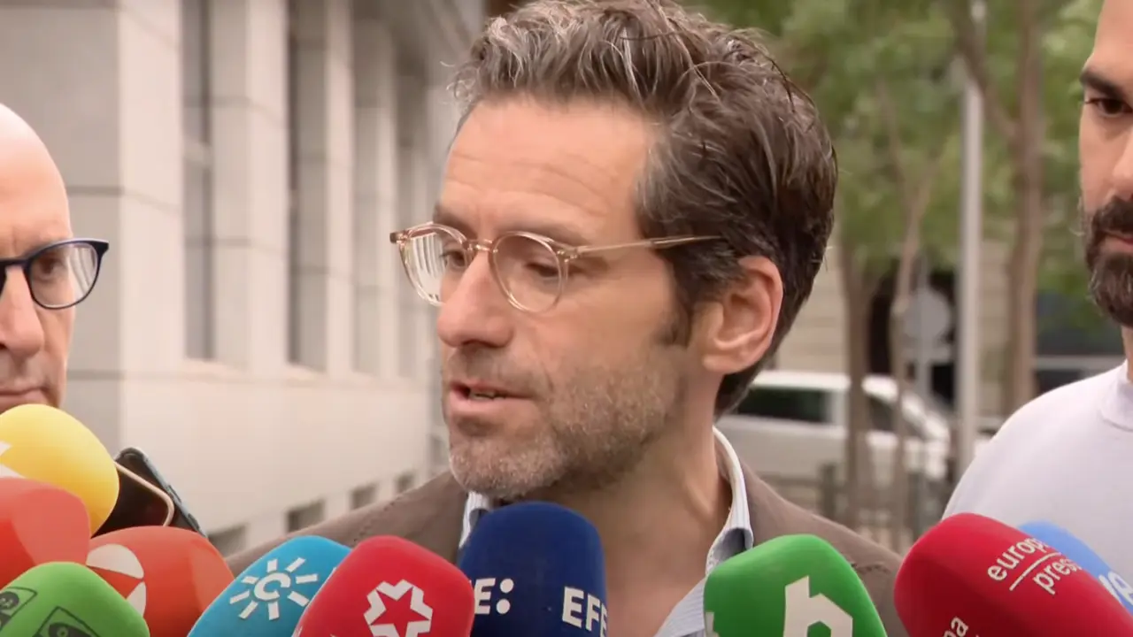 Borja S&eacute;mper atiende a los medios antes de presentar la querella contra el PSOE en la Audiencia Nacional