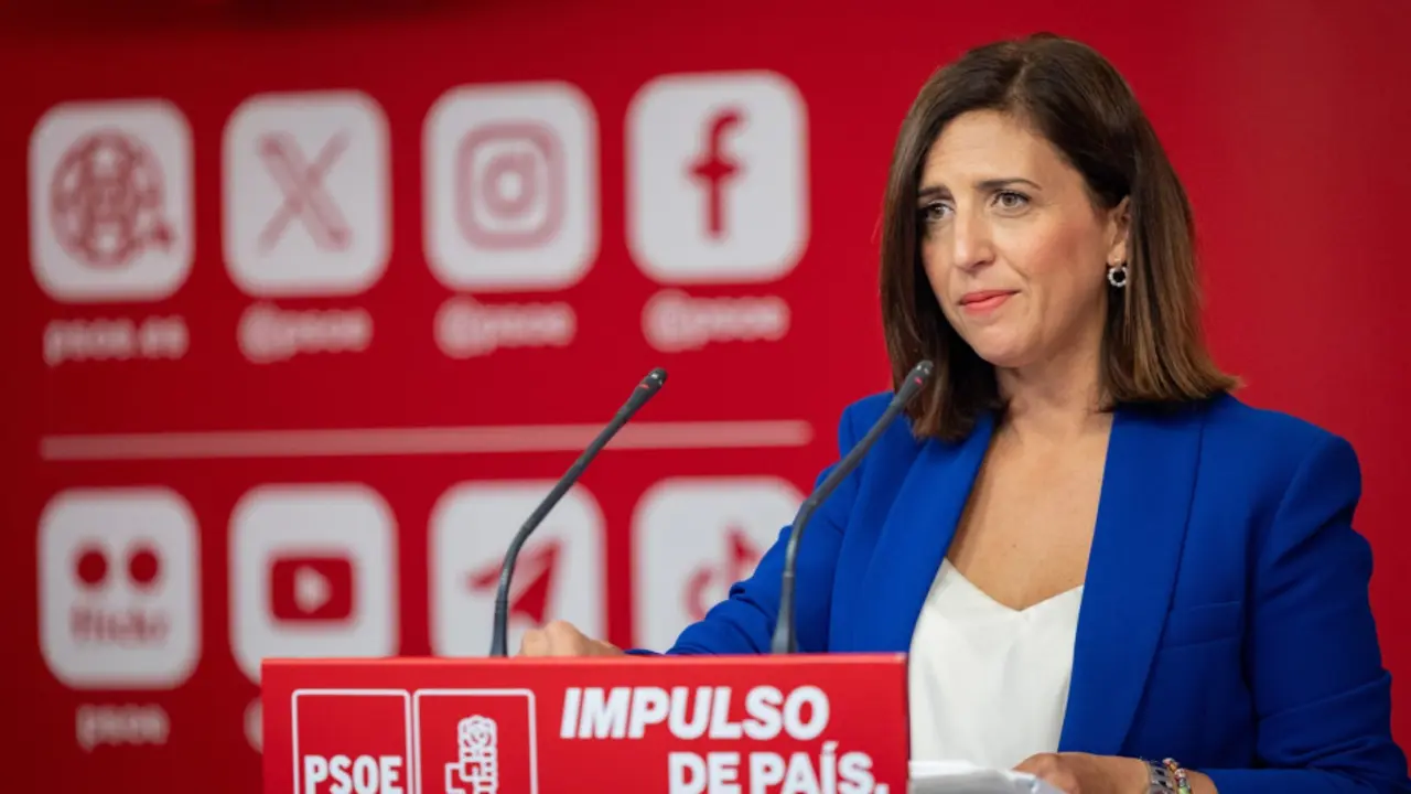 La portavoz del PSOE, Esther Pe&ntilde;a, durante una rueda de prensa. / EP